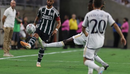  滕哈格变阵三中卫，曼联防守焕然一新  