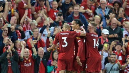  利物浦旧将传射建功，莱斯特城爆冷终结红军不败  