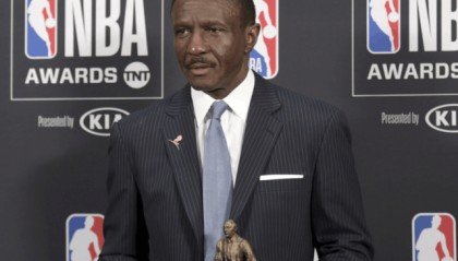  活塞解雇主帅凯西，助理教练临时接任引质疑  